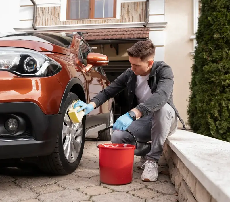 Lavage auto à domicile Saint-Galmier : professionnel intervenant sur un véhicule
